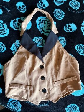SHEIN Tan Halter Vest with Black Notch Collar